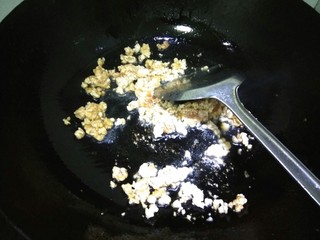 7、肉沫烧冬瓜,锅烧热，放入适量植物油，油七成热，放入肉馅翻炒变白