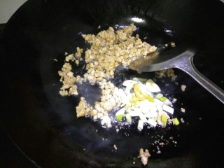 8、肉沫烧冬瓜,下入葱姜蒜爆香