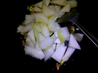 9、肉沫烧冬瓜,下入冬瓜翻炒