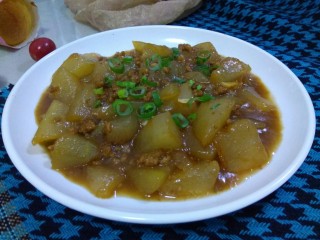 13、肉沫烧冬瓜,盛盘，撒上葱花即可。