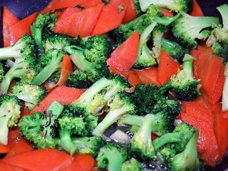 9、胡萝卜炒西兰花,再次炒匀即可关火。