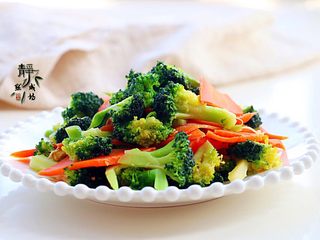 10、胡萝卜炒西兰花,装盘享用吧!