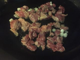 1、彩椒牛肉丁,热锅冷油，油热加入葱花八角炒香加入牛肉翻炒至变色盛出备用