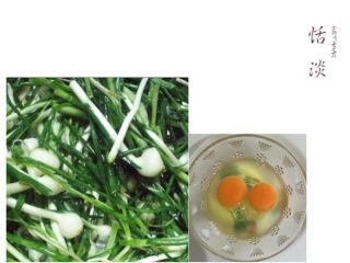1、野韭菜炒鸡蛋#春意绿#,准备食材：野韭菜去根须、腐叶，洗净，土鸡蛋2个去壳打入碗中，打散备用。