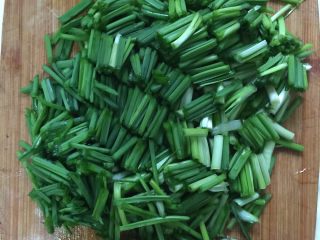 2、野韭菜炒鸡蛋#春意绿#,洗净的野韭菜沥干水分，整齐的排列，切成段备用。