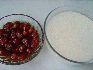 1、北京小吃：切糕,将准备好的糯米、红枣淘洗干净，并浸泡4个小时以上。