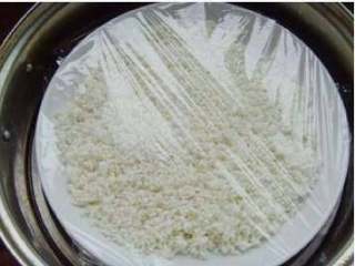 2、北京小吃：切糕,将糯米控干水分入锅，红枣同时进行蒸制。