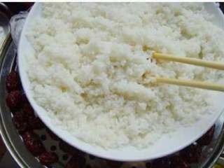 3、北京小吃：切糕,蒸制10分钟左右开盖，倒入开水，边倒开水边搅拌，使糯米充分吸收水分；带糯米完全被搅拌成浆糊状，盖上盖子继续蒸制15分钟左右。