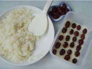 5、北京小吃：切糕,均匀的摆放上一层红枣。