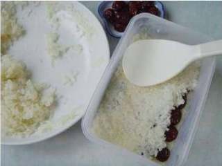 6、北京小吃：切糕,依次类推，继续摆放糯米饭和红枣。（注意：层次越多越漂亮，但也不要太多）