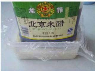 7、北京小吃：切糕,找个重物压于其上，将做好的切糕压瓷实。