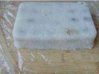 8、北京小吃：切糕,待切糕放凉以后，倒扣下来。