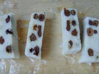 9、北京小吃：切糕,切成小块即可食用。（也可以适当撒些白糖吃哦）