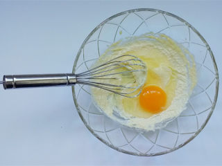 6、柚子蜂蜜迷你玛芬,再加入鸡蛋和牛奶，搅拌均匀