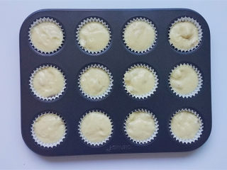 10、柚子蜂蜜迷你玛芬,稍微震动下模具使面糊分布均匀