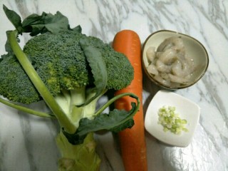 1、虾仁西蓝花,准备食材