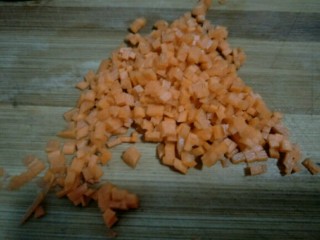 2、虾仁西蓝花,首先将胡萝卜切成小丁