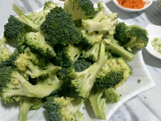 3、虾仁西蓝花,将西蓝花掰成小块儿～