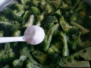 4、虾仁西蓝花,另起锅烧水，里面放入一勺盐，将西蓝花放入焯水至熟～