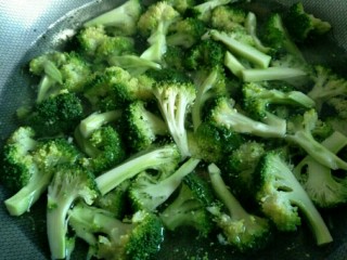 5、虾仁西蓝花,焯熟的西蓝花捞出控水～