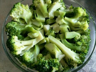 6、虾仁西蓝花,取一个碗，将西蓝花一个挨着一个的摆去碗中，尽量稍压严实一些，不要留空隙～