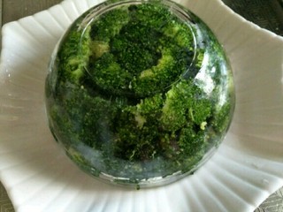 7、虾仁西蓝花,摆好后，取一个盘子盖在碗上，接着将其倒扣过来，将碗取下即可～