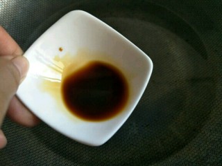 8、虾仁西蓝花,另起锅留适量水，放入生抽～