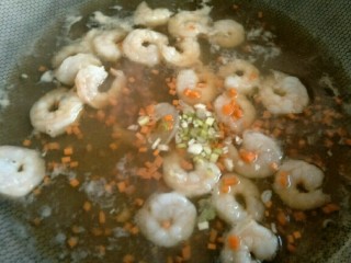 10、虾仁西蓝花,接着将虾仁和胡萝卜、葱花丁一同放入煮沸～