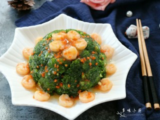 12、虾仁西蓝花,最后将够好的汁浇在西蓝花上就可以吃啦～