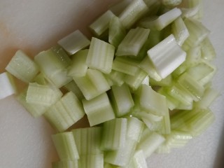 1、乡村小炒,西芹扒皮，切成小丁