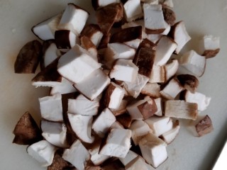 2、乡村小炒,香菇切成小丁