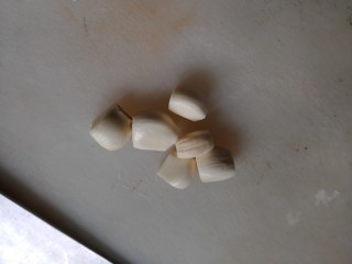 5、乡村小炒,大蒜子去掉两头就可以了。