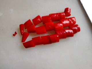 6、乡村小炒,美人椒切宽圈。