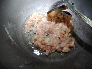 7、乡村小炒,锅烧热，锅内放入适量色拉油。加入浆好的肉丁。滑油下。颜色变白就好了。最后放入碗中备用。