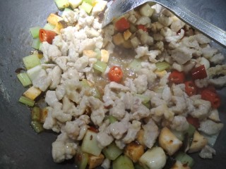 10、乡村小炒,然后放入肉丁。加入适量盐，鸡精，老抽，孜然粉，白胡椒粉。大火翻炒。就好啦～