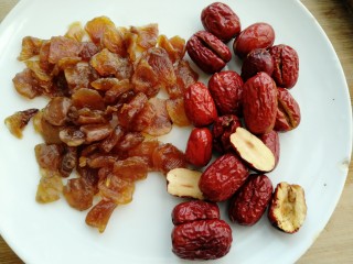 6、荔枝红枣山药枸杞粥,荔枝干过一遍水待用