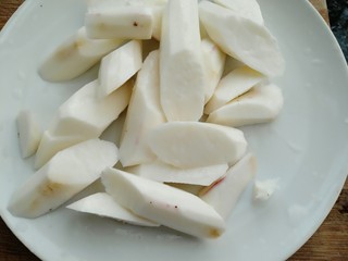 7、荔枝红枣山药枸杞粥,铁棍山药去皮切成滚刀块