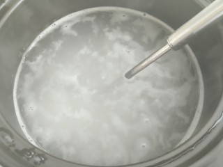 9、荔枝红枣山药枸杞粥,把大米放进去煮开，多搅拌几下让大米受热均匀