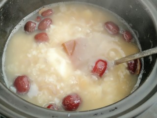 12、荔枝红枣山药枸杞粥,放入红片糖煮至熔化