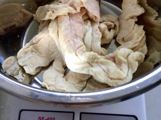 1、来点重口味+麻辣干锅肥肠,肥肠两根260g