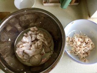 2、来点重口味+麻辣干锅肥肠,肥肠内部翻出来，把里面的脂肪等东西撕掉清干净。