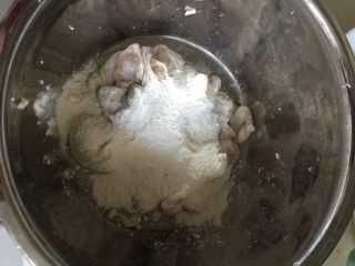 3、来点重口味+麻辣干锅肥肠,肥肠加入面粉，加入少许水，揉搓肥肠内部，再清洗，反复两次。再把肥肠外部翻出来，加入面粉同样揉搓肥肠外部。最后清洗干净。如果还不放心，可以加入适量白醋搓洗。