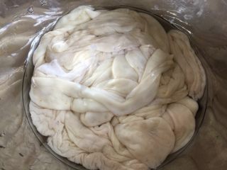 4、来点重口味+麻辣干锅肥肠,处理干净的肥肠，白白净净的，闻着几乎也没什么异味了