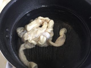 5、来点重口味+麻辣干锅肥肠,坐锅烧水，水开加入肥肠