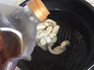 6、来点重口味+麻辣干锅肥肠,加入少许料酒，水再开，煮一两分钟捞出
