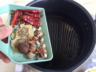 8、来点重口味+麻辣干锅肥肠,另起一锅水，加入香料