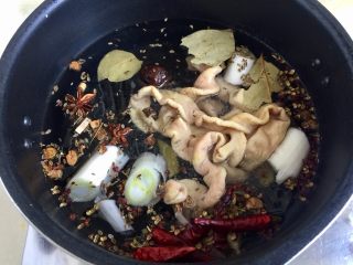 10、来点重口味+麻辣干锅肥肠,加入焯水后的肥肠