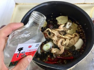 11、来点重口味+麻辣干锅肥肠,加入适量白酒