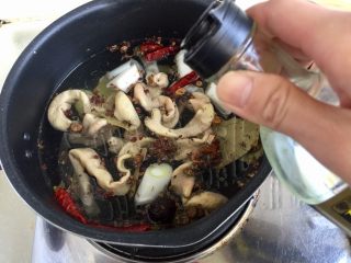 12、来点重口味+麻辣干锅肥肠,加入少许生抽，让肥肠有点基味