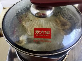 13、来点重口味+麻辣干锅肥肠,大火烧开，转小火炖煮约50分钟，肥肠熟透但并不会太软烂失去口感